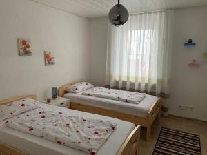 Un pat sau paturi într-o cameră la Grenznahe Ferienwohnung mit 4 Schlafzimmern