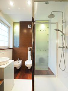 een badkamer met douche en toilet bij Family Suite Parking 2 Bathrooms 300 m sea in Sopot