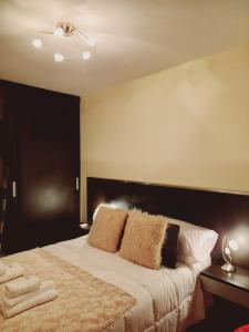 sypialnia z dużym łóżkiem z czarnym zagłówkiem w obiekcie BairesTop con 2 dormitorios y estacionamiento w BuenosAires
