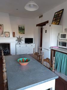 una cocina con una mesa con un tazón. en Casa rural La Vega, en Cazalla de la Sierra