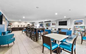 um restaurante com mesas e cadeiras e um bar em La Quinta Inn by Wyndham Everett em Everett