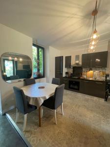 eine Küche und ein Esszimmer mit einem Tisch und Stühlen in der Unterkunft La Reynière in Serres