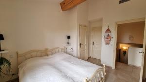 En eller flere senge i et værelse på Villa au golf de St-Endréol + 23 billeder