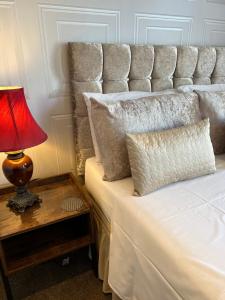 Postel nebo postele na pokoji v ubytování Raffles Hotel