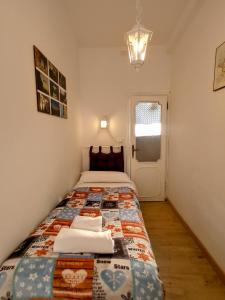 - une chambre avec un lit doté d'une couette dans l'établissement LA GUGLIA - Guglia House-CANNAREGIO-VENEZIA, à Venise
