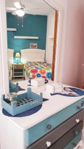 1 dormitorio con cama y tocador con espejo en Urbanova Apartment, en El Altet