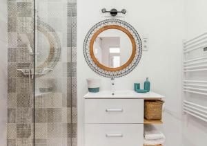 La salle de bains est pourvue d'un lavabo et d'un miroir. dans l'établissement Les Bords de l'Estaque x Studio Braque, à Marseille