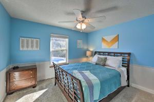 Ένα ή περισσότερα κρεβάτια σε δωμάτιο στο Welcoming Pensacola Home with Spacious Yard! +20 φωτογραφίες