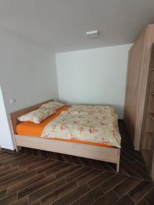 - une petite chambre avec un lit d'angle dans l'établissement Apartma Ribnica na Pohorju, à Ribnica na Pohorju