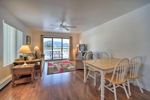 un salon avec une table, des chaises et un canapé dans l'établissement Lake George Getaway with Mountain and Water Views, à Bolton Landing