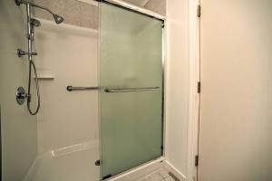 une douche avec une porte vitrée dans une salle de bain dans l'établissement Lake George Getaway with Mountain and Water Views, à Bolton Landing 27 autres photos