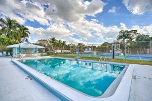Bazén v ubytování Sunny Naples Home with Pool, Direct Gulf Access nebo v jeho okolí