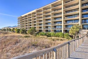 un edificio de apartamentos en la playa con un paseo marítimo en Sunny First-Floor Condo with Ocean-View Balcony!, en Dauphin Island
