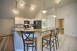 Η κουζίνα ή μικρή κουζίνα στο Lakefront Bolton Retreat with Balcony and Views!