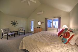 Ένα ή περισσότερα κρεβάτια σε δωμάτιο στο Lakefront Bolton Retreat with Balcony and Views!