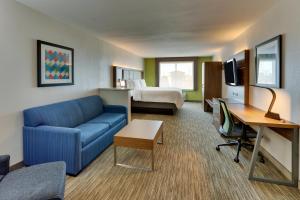 Postel nebo postele na pokoji v ubytování Holiday Inn Express Lake Worth NW Loop 820 by IHG