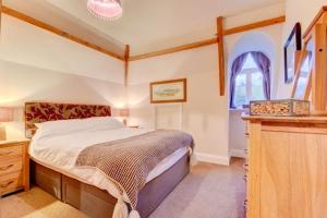 Un dormitorio con una cama grande y una ventana en Sleepy Hollow en Whitby