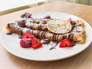 un plato de comida con fruta en una mesa en Perepuhkus, en Kärdla