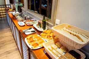 ein Buffet mit Brot und Körben mit Speisen in der Unterkunft Miss Sophie's Charles Bridge in Prag
