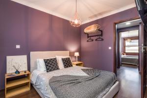 a bedroom with a bed and a lamp at Oporto Santa Catarina Residence in Porto