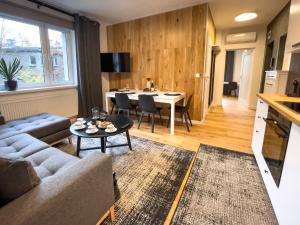 een woonkamer met een bank en een tafel bij URBAN APARTMENTS Premium No 3 Chorzów Katowice, FREE PRIVATE PARKING in Chorzów
