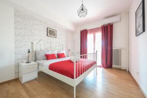 Superb Acropolis view 3bd apt in historical center客房内的一张或多张床位