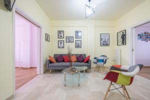 雅典Superb Acropolis view 3bd apt in historical center的带沙发和桌子的客厅