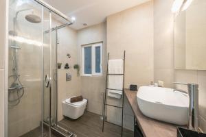 雅典Superb Acropolis view 3bd apt in historical center的带水槽、淋浴和马桶的浴室