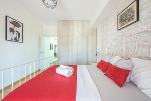 Superb Acropolis view 3bd apt in historical center客房内的一张或多张床位