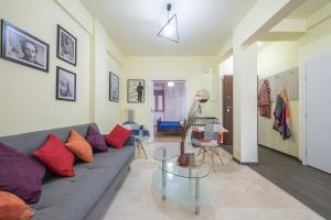 Superb Acropolis view 3bd apt in historical center的休息区