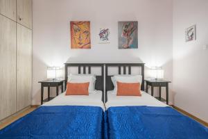 Superb Acropolis view 3bd apt in historical center客房内的一张或多张床位