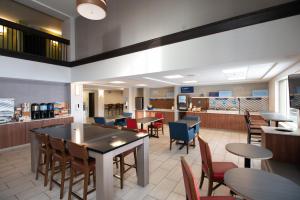 Ο χώρος του lounge ή του μπαρ στο Holiday Inn Express Houghton-Keweenaw, an IHG Hotel