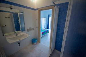 un bagno con lavandino e specchio di Torre del Lago a Foce Varano