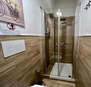 Et badeværelse på Le Chalet Palermo Centro