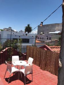 eine Terrasse mit einem Tisch und Stühlen auf einer Terrasse in der Unterkunft Casa Bordó Salta in Salta