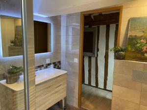 Koupelna v ubytování Les Maisons d'Augustine, demeure de charme de la cour Ste Catherine + 87 fotografií