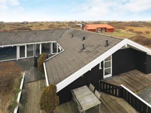 una vista aérea de una casa con techo en 12 person holiday home in Hj rring, en Lønstrup