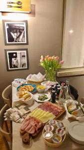 una mesa cubierta con platos de comida en la parte superior en Hotel Elefante en Montichiari