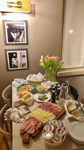 uma mesa coberta com pratos de comida por cima em Hotel Elefante em Montichiari