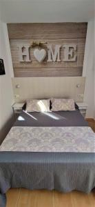 Łóżko lub łóżka w pokoju w obiekcie Apartamento Estudio Ruymar Jupiter