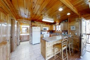Kuchyň nebo kuchyňský kout v ubytování Chalet of Dreams