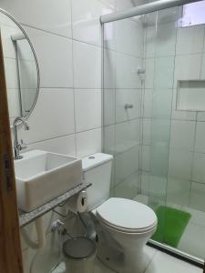 y baño con aseo, lavabo y ducha. en Nesga Village en Lençóis