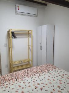 ein Schlafzimmer mit einem Bett und einem Schrank sowie einem Bett mit einem gmaxwell gmaxwell gmaxwell in der Unterkunft Nesga Village in Lençóis
