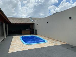 einen großen blauen Pool auf einer Terrasse in der Unterkunft Casa De Temporada Eldorado 2 in Olímpia