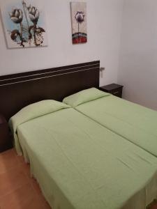 FuerteSun Dunas beach tesisinde bir odada yatak veya yataklar