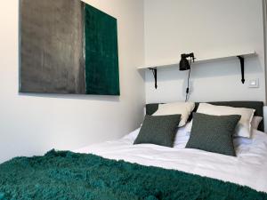 sypialnia z łóżkiem z zielonym kocem w obiekcie URBAN APARTMENTS COSY No 4 Chorzów Katowice, FREE PRIVATE PARKING w mieście Chorzów