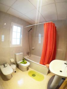ein Badezimmer mit Toilette, Waschbecken und Dusche in der Unterkunft Apartamento junto el mar, internet de un IG in Gran Tarajal