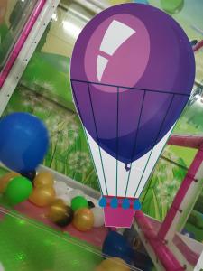 un globo de aire caliente púrpura en un juego en Imperial Park, en Raffadali