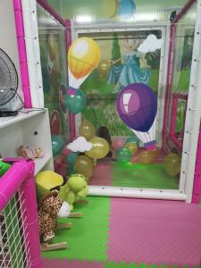 una habitación con un montón de globos y animales de peluche en Imperial Park, en Raffadali