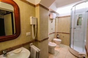 レッジョ・ディ・カラブリアにあるAl Cortilettoのバスルーム(トイレ、洗面台、鏡付)